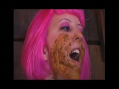 Pink-haired slut loves rubbing shit all over her face